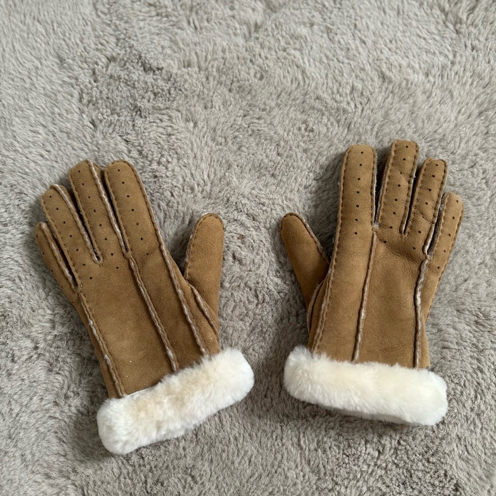**SOLD***UGG Tan Gloves with Fur Trim